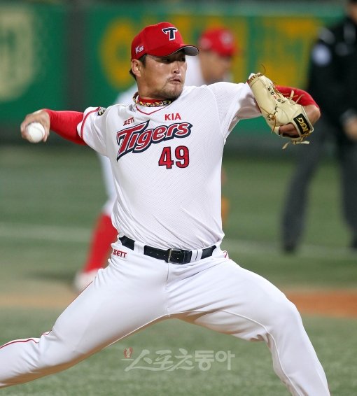 시속 150km의 빠른 볼과 현역투수 중 고(故) 최동원 선수와 가장 비슷한 위력을 자랑하는 커브를 던지는 KIA 김진우가 ‘전설의 투수’ 선동열 감독과 만났다. 사제의 시너지 효과가 기대된다. 스포츠동아DB