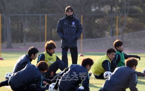 홍명보 감독이 이끄는 축구 올림픽대표팀이 5일 파주트레이닝센타(NFC)에 소집되 새해 첫 훈련을 하고 있다. 파주｜김종원 기자 won@donga.com 트위터 @beanjjun