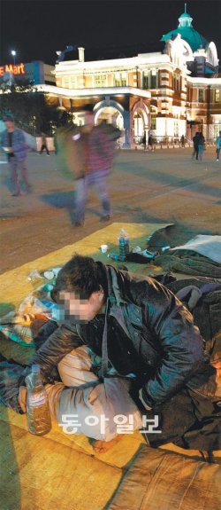 서울역 광장에서 한 노숙인이 추위에 떨며 웅크리고 앉아 있다. 동아일보DB
