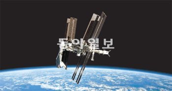 지난해 6월 우주왕복선 ‘인데버’호가 국제우주정거장(ISS)에 도킹하는 장면. 미국항공우주국(NASA) 제공