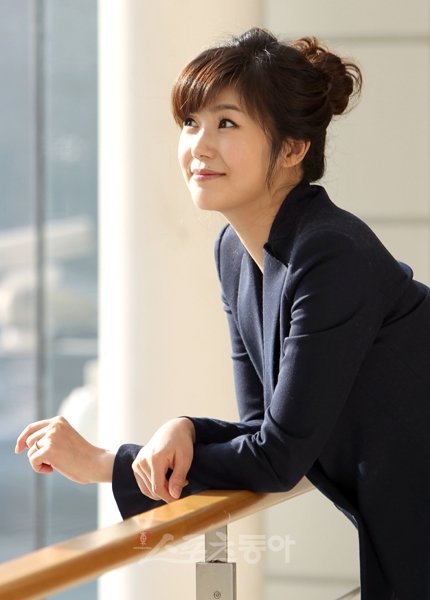 ‘팔방미인 홍콩댁.’ KBS 간판 아나운서에서 프리랜서로, 지금은 한 남자의 아내로 내조에 전념하고 있는 강수정. 이번엔 ‘맛있는 도쿄’라는 책을 내놓으며 작가로 나섰다. 김종원 기자 won@donga.com 트위터 @beanjju