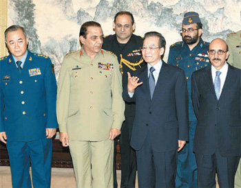 중국을 방문한 파키스탄 아슈파크 카야니 육군참모총장(앞줄 왼쪽에서 두 번째)이 5일
베이징 중난하이의 최고지도부 집무지에서 원자바오 중국 총리(앞줄 오른쪽에서 두 번
째)와 기념사진을 찍고 있다. 베이징=신화 연합뉴스