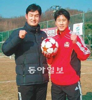 최용수 FC 서울 감독(왼쪽)이 팀의 수석코치로 영입한 박태하 전 대표팀 수석코치와 파이팅을 외치고 있다. 3년 후배인 최 감독은 경험이 풍부한 박 코치를 삼고초려 끝에 모셔왔다.구리=양종구 기자 yjongk@donga.com