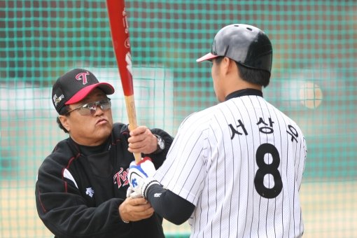 팀 타선 재건이란 막중한 임무와 함께 큰 기대를 받으며 LG 유니폼을 입은 김무관 타격코치(왼쪽). 6년간 몸담았던 롯데를 떠나 새 유니폼을 입은 그에게 2012년은 새로운 도전의 시기다. 사진제공｜LG 트윈스