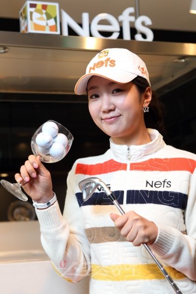 여자프로골퍼 배경은은 2012년 미국 LPGA 무대보다 국내대회 출전을 늘리기로 결정했다. 배경은은 국내무대 U턴을 준비 중이지만 LPGA 우승의 꿈을 아직 버리지는 않았다. 임진환 기자 photolim@donga.com 트위터@binyfafa