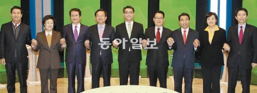 민주 당권주자들 서울 토론회 민주통합당 당권 주자 9명이 6일 오후 서울 양천구 목동 방송회관에서 정책토론회를 갖기 전 포즈를 취하고 있다. 왼쪽부터 이학영 한명숙 문성근 김부겸 박용진 박지원 이강래 박영선 이인영 후보. 전영한 기자 scoopjyh@donga.com