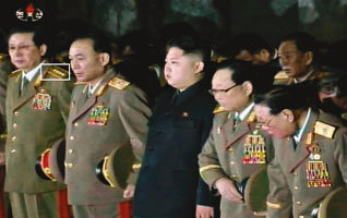 북한 조선중앙TV가 2011년 12월 25일 장성택 국방위원회 부위원장(왼쪽)이 대장 군복(네모 안이 대장 계급장)을 입고 금수산기념궁전을 참배하는 모습을 보도했다. 군복을 입은 장 부위원장의 모습이 공개된 것은 처음이다.