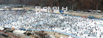 7일 개막한 강원 화천군 화천천 산천어축제장과 주변 도로가 인파와 차량으로 가득 차 있다. 개막 첫날에만 12만여 명의 관광객이 찾아온 것으로 집계됐다. 김미옥기자 salt@donga.com