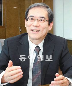 하마다 준이치 도쿄대 총장은 “설득력있게 의사표현을 할 줄 아는 인재를 육성하기 위해 다양한 경험을 사회적으로 장려하고 평가하는 분위기를 만들어야 한다＂고 강조했다. 도쿄=김창원 특파원 changkim@donga.com