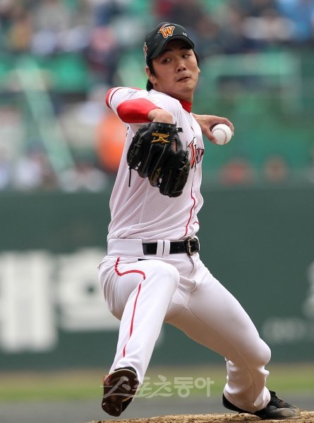 한때 최고의 자리에 있었던 만큼 지난해의 부진은 팀에도, 그에게도 아쉬움 그 자체였다. 완벽한 부활을 꿈꾸는 김광현(SK)이 동료들보다 1주일 먼저 스프링캠프지로 출발한 이유도 그래서다.  스포츠동아DB