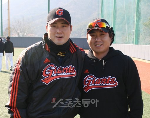 이제 새 유니폼이 낯설어 보이지 않는다. ‘롯데맨’으로 새롭게 출발한 정대현(왼쪽)과 이승호가 8일 첫 팀 훈련에 앞서 나란히 포즈를 취하고 있다. 김영준 기자 gatzby@donga.com 트위터@matsri21