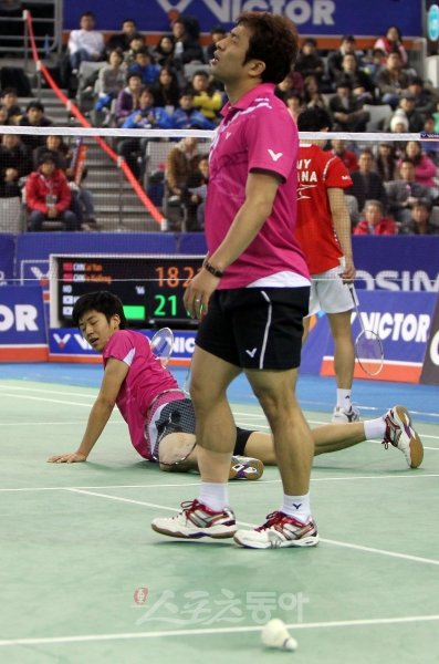 8일 올림픽공원 내 SK올림픽핸드볼경기장에서 열린 2012 빅터 코리아오픈 슈퍼시리즈 프리미어 남자복식 결승전에서 이용대-정재성 조가 세계랭킹 1위인 카이윤-푸하이팽(중국) 조에게 실점을 허용한 후 아쉬워하고 있다. 이용대-정재성은 세트스코어 2-1로 패하며 아쉽게 준우승에 머물렀다. 올림픽공원 | 김종원기자 won@donga.com 트위터 @beanjjun