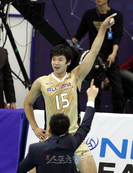 8일 오후 수원 실내체육관에서 열린 프로배구 2011-2012 V-리그 올스파이크 서브 컨테스트에서 서재덕이 113km를 기록한 후 세레모니를 펼치고 있다. 
수원ㅣ박화용 기자 inphoto@donga.com 트위터 @seven7sola