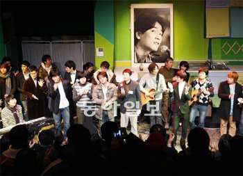6일 서울 대학로 학전블루 소극장에서 열린 ‘김광석 따라 부르기 2012’ 참가자들은 행사 막바지에 고인의 동료 가수들과 ‘나의 노래는’ ‘일어나’를 부르며 고인을 추모했다. 사진작가 황윤호 씨 제공