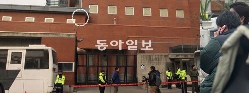 8일 오전 자신이 일본군 위안부 피해자의 외손자라고 주장하는 중국인 류모 씨가 서울 
종로구 중학동 일본대사관에 화염병(점선 안 그을린 흔적)을 던지는 사건이 발생하자 경찰이 대사관 주변 통제를 강화했다(왼쪽 사진). 류 씨가 
종로경찰서에서 조사를 받다 누군가와 통화를 하고 있다. 장승윤 기자 tomato99@donga.com·연합뉴스