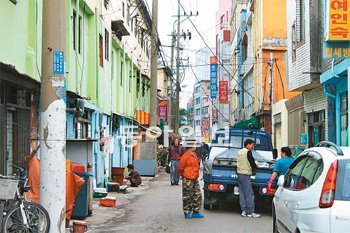 대전시는 1960, 70년대 거리를 연상케 하는 동구 정동 원동 등 이른바 ‘쪽방촌’의 환경개선과 자활여건 마련을 위해 첫 실태조사를 벌인다. 이기진 기자 doyoce@donga.com