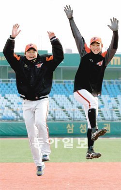 올 시즌 프로야구 한화에서는 2011시즌과 2012시즌 신인 드래프트에서 차례로 1순위를 차지한 유망주 선후배가 한솥밥을 먹는다. 1년 선배인 투수 유창식(왼쪽)과 내야수 하주석이 그들이다. 올 시즌 활약을 다짐하며 8일 한화의 홈구장인 대전 야구장에서 힘차게 도약하는 이들의 표정이 밝기만 하다. 프로야구 한화 제공