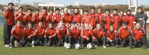 로얄 FC는 대한민국 최고의 실버축구단으로 명성이 자자하다. 최재익 단장(뒷줄 왼쪽에서 아홉 번째)은 2005년 서윤찬(앞줄 왼쪽에서 네 번째), 김재한(뒷줄 왼쪽) 등 대한민국을 주름잡던 국가대표 출신 축구인들을 주축으로 팀을 만들어 화합과 친목을 도모하고 있다. 앞줄 오른쪽에서 두 번째가 특별회원인 김재박 전 LG 트윈스 감독. 7일 서울 효창운동장에서 다 함께 포즈를 취했다. 김재명 기자 base@donga.com