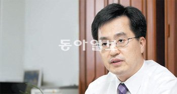 김동연 신임 기획재정부 2차관은 9일 “없는 사람, 덜 배운 사람에게 우리 사회는 더 많은 기회를 줘야 한다”고 말했다. 장승윤 기자 tomato99@donga.com