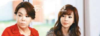 ‘조각 미모’의 대명사였던 배우 황신혜(오른쪽)가 예능 토크 프로그램인 ‘쇼킹’에 출연해 진솔한 이야기를 털어놓고 있다. 채널A 제공