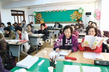 대구시교육청 성인문해학교에서 할머니들이 국어 수업을 듣고 있다. 8월까지 240시간 수업을 이수하면 초등학교 졸업장을 받는다. 노인호 기자 inho@donga.com