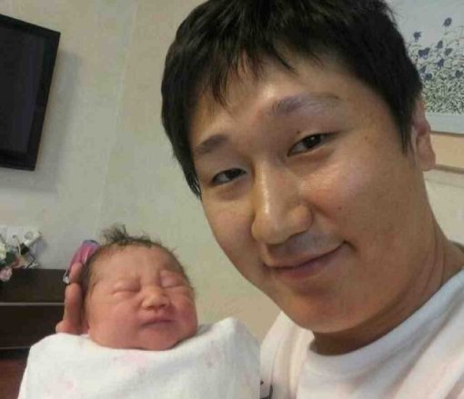 이대호가 첫 딸 효린을 안고 환하게 웃고 있다.
2012년 1월 3일, 사진제공 = 이대호