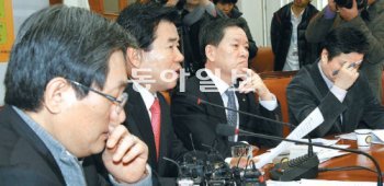 민주, 얼굴 들기 힘드네… 김진표 원내대표(왼쪽에서 두 번째)는 10일 국회에서 열린 원내대책회의에서 전당대회 돈봉투 살포 의혹과 관련해 “새로운 선거시스템의 제도화가 필요하다”고 말했다. 전영한 기자 scoopjyh@donga.com