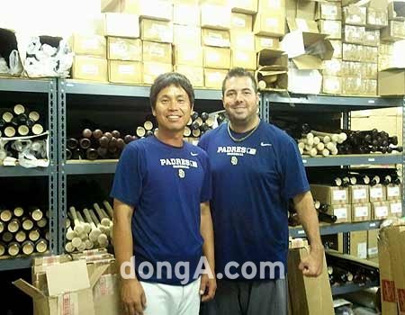 [샌디에고 파드레스 용품팀장과 많은 야구용품을 배경으로 포즈를 취한 전준호 NC 다이노스 코치의 미국연수시절 모습. 동아닷컴 DB]
