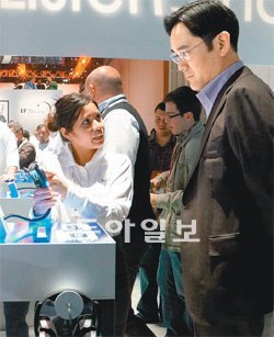 이재용 삼성전자 사장이 10일(현지 시간) 미국 라스베이거스 ‘2012 CES(가전전시회)’에서 소니 부스를 찾아 TV, 게임기 등 소니의 전략 제품을 살펴봤다. 라스베이거스=정재윤 기자 jaeyuna@donga.com