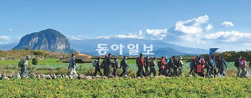 제주올레가 도보여행객뿐만 아니라 마을주민들에게도 만족도가 높은 것으로 나타났다. 사단법인 제주올레 제공