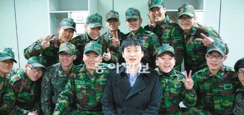 조한승 국수가 11일 자신이 복무했던 육군 이기자부대 수색대대를 방문해 후배 장병들과 이야기꽃을 피웠다. 이인모 기자 imlee@donga.com