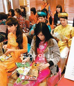 11일 영남대에서 시작된 ‘한-아세안 대학생 문화교류캠프’에서 베트남 대학생들이 자기소개를 준비하고 있다. 영남대 제공