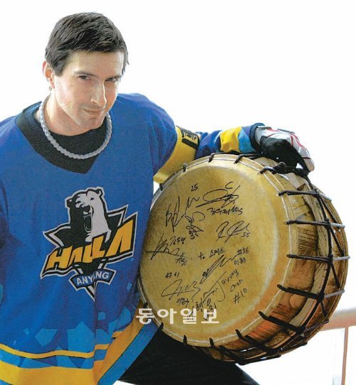 안양 한라의 비공인 응원단장으로 통하는 테드 스미스 씨. 그는 아이스하키의 나라 캐나다 출신이지만 한국 아이스하키를 접하고서야 아이스하키에도 응원단장이 있다는 걸 알게 됐다. 그는 한라의 일본 방문경기까지 쫓아다니며 응원할 만큼 열성적인 팬이다. 안양 한라 제공