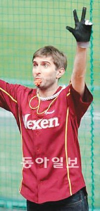 야구 시즌엔 ‘넥통령’ 테드 스미스 씨가 지난해 야구장에서 넥센 유니폼을 입은 채 응원단장 역할을 하고 있다. 이를 지켜본 팬들은 그에게 ‘넥통령’이라는 별명을 붙여줬다. 넥센 제공