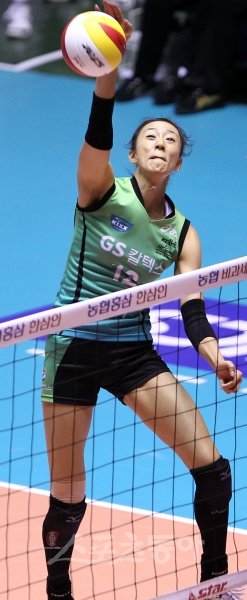 GS칼텍스 한송이가 모처럼 이름값을 하며 선두 인삼공사를 침몰시키는 이변을 연출했다. 한송이는 이날 블로킹 5개와 서브에이스 1개를 포함해 25득점을 올리는 만점 활약을 펼쳤다. 스포츠동아DB
