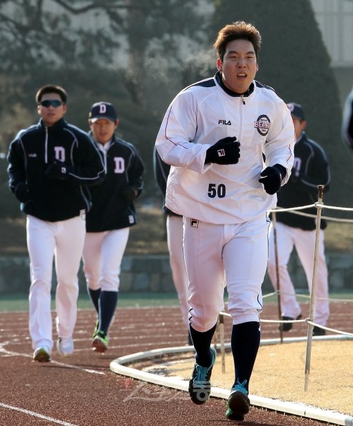 타격기계, 홈런기계를 향해 뛴다. 11일 잠실 종합운동장 보조경기장에서 열린 2012년 두산의 첫 훈련에서 김현수가 전력을 다해 뛰고 있다. 잠실｜박화용 기자 inphoto@donga.com 트위터 @seven7sola