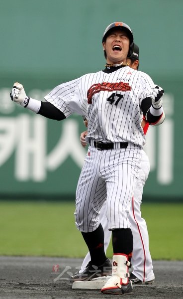 박경완은 40대가 됐고 진갑용과 조인성은 30대 후반이다. 이제 스물일곱이 된 롯데 강민호는 차세대가 아닌 현시대 최고 포수 자리를 향해 한 발 더 다가서고 있다. 스포츠동아 DB