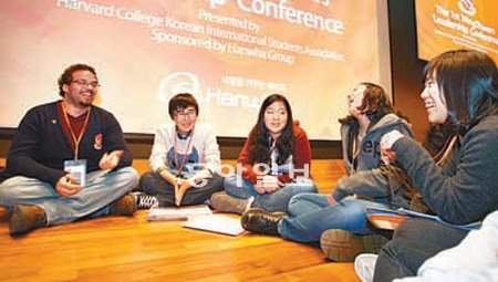 ‘날개나눔 리더십 콘퍼런스’에 참석한 미국 하버드대 학생들과 국내 고교생들이 얘기를 나누고 있다. 한화그룹 제공