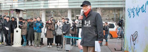 11일 서울시가 서울 종로구 서린동 청계광장에 설치한 ‘시민발언대 할 말 있어요’에 나온 한 시민이 발언을 하고 있다. 이날 발언자로 나선 시민들은 10분씩 다양한 주제로 시정
에 대해 이야기했다. 시민발언대 행사는 매주 수요일 오전 11시부터 오후 3시까지 열린다. 박영대 기자 sannae@donga.com