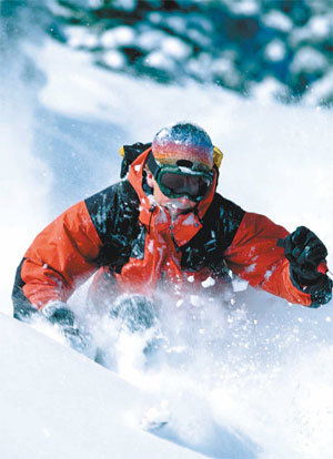 스키웨어 전문 브랜드 ‘폴제니스’는 빨간색 파란색 등 강한 원색으로 시선을 끄는 스키웨어 및 액세서리를 선보였다. 현대백화점 제공