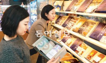 설을 앞두고 서울 강남구 신사동의 파리바게뜨 매장에서 손님들이 이 회사가 설 특선으로 내놓은 전병세트를 보고 있다. SPC 제공