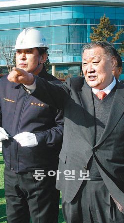 정몽구 현대자동차그룹 회장(오른쪽)이 12일 전남 여수시 ‘2012 여수엑스포’ 건설현장을 방문해 직원들과 얘기를 나누고 있다. 현대자동차그룹 제공