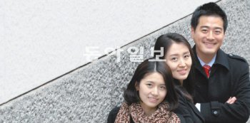 쌀쌀한 날씨에도 사내 모델들은 “새해엔 투자자들도, 우리 주식시장도 신바람 났으면 좋겠다”고 활짝 웃었다. 왼쪽부터 조하나 삼성증권 주임, 정지현 한국투신운용 과장, 정재훈 동양증권 PB. 양회성 기자 yohan@donga.com