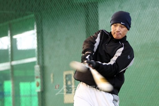 9일 경산볼파크에서 열린 삼성 선수단 시무식에서 이승엽이 모자를 벗어 인사를 하고 있다. 이승엽은 시범경기에서부터 전력질주를 선언했다. 그가 일본에서 뛰는 동안 업그레이드된 한국야구에 적응하기 위해서다. 스포츠동아DB