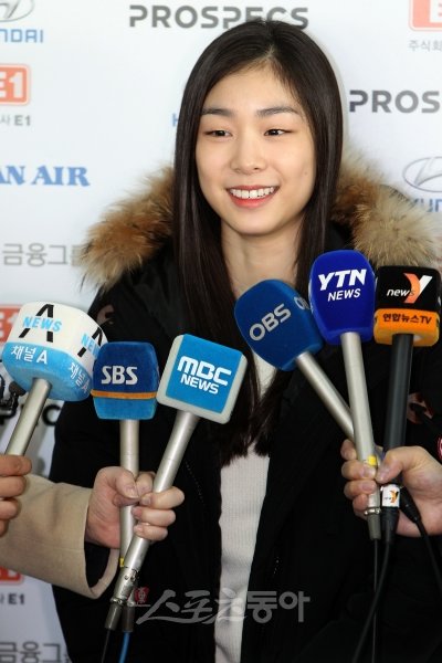 ‘피겨 퀸' 김연아(21, 고려대)가 출국에 앞서 취재진들과 미니인터뷰를 갖고 있다. 영종도｜임진환 기자 photolim@donga.com 트위터@binyfafa