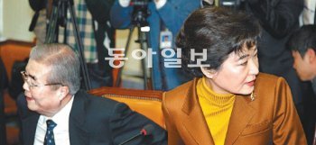 ‘보수 삭제’ 논란 봉합은 했지만… 한나라당 박근혜 비상대책위원장(오른쪽)은 12일 국회에서 열린 비대위 회의에서 당내 ‘보수’ 논쟁이 바람직하지 않다는 뜻을 밝혔다. 왼쪽은 논쟁을 촉발했던 김종인 비대위원. 전영한 기자 scoopjyh@donga.com