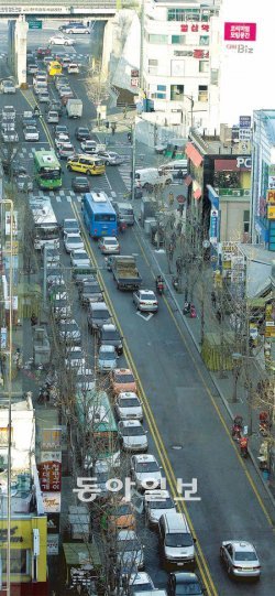 12일 오후 서울 서대문구 연세대 앞 연세로에 자가용과 버스가 혼잡하게 얽혀 있다. 내년 3월 이후 이곳에 대중교통 전용지구가 조성되면 차도에는 시내버스만 다니게 된다.
김재명 기자 base@donga.com