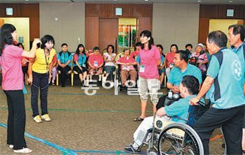 자원봉사자와 장애인들이 어우러진 장애인 수련회. 수원중앙침례교회 제공