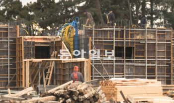 제주시 애월읍 납읍리에서 학생 수가 줄어들어 분교로 전락하는 것을 막기 위해 다가구주택을 지어 어린 자녀를 둔 가정에게 저렴한 임대료로 빌려준다. 임재영 기자 jy788@donga.com