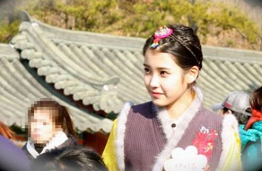 KBS2 ‘설 특집 세자빈 프로젝트-왕실의 부활’ 촬영 중인 가수 아이유.